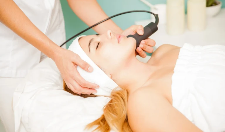 Hydrafacial mı, Fresh mi, DermaRevive mı? Hangi Profesyonel Bakım Size Uygun?