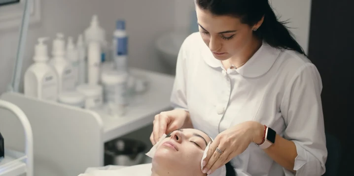 How to Get Rid of Blackheads Without Squeezing: The Professional Way